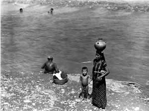Ingrandisci - Tina Modotti, Donne che lavano i panni nel fiume, Tehuantepec, Messico, 1929