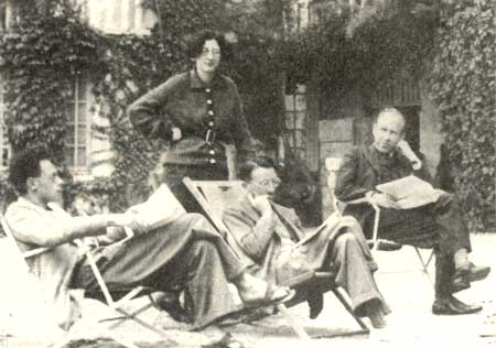 Simone Weil, in piedi; seduti, da destra a sinistra: André Weil, Henri Cartan e Jean Delsarte durante il congresso Bourbaki a Chançay 1937